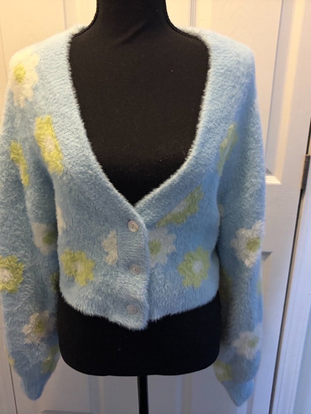 Kendall & Kylie Soft Floral Fuzzy Cropped Cardigan Sweater Size Small